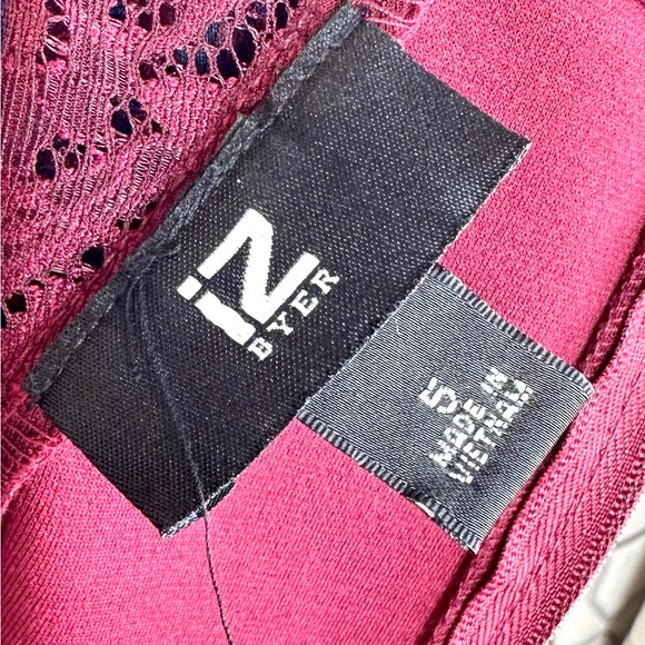 EUC Juniors' IZ Byer Wine Lace Bodycon Dress - Picture 12 of 15